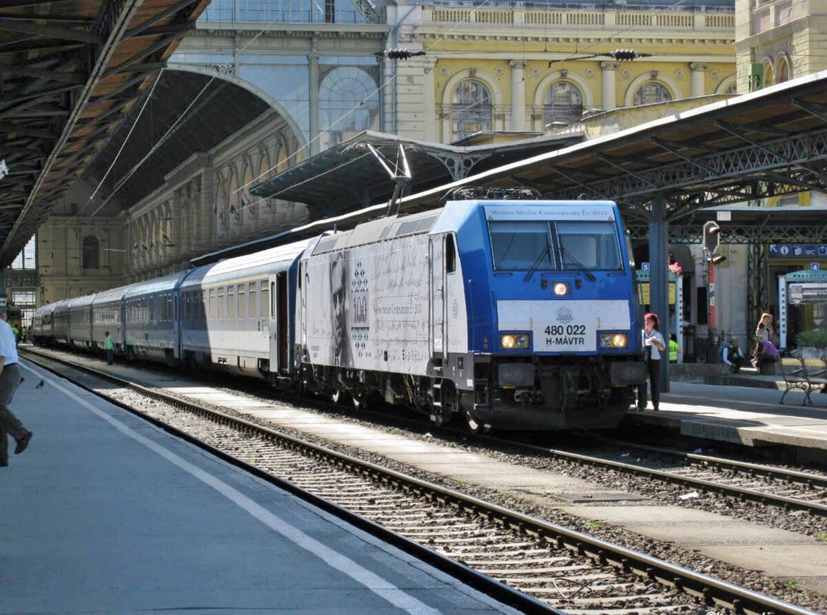 Last instructions for the driver of MAV 480 022 at Budapest-Keleti on 21 September 2017. 