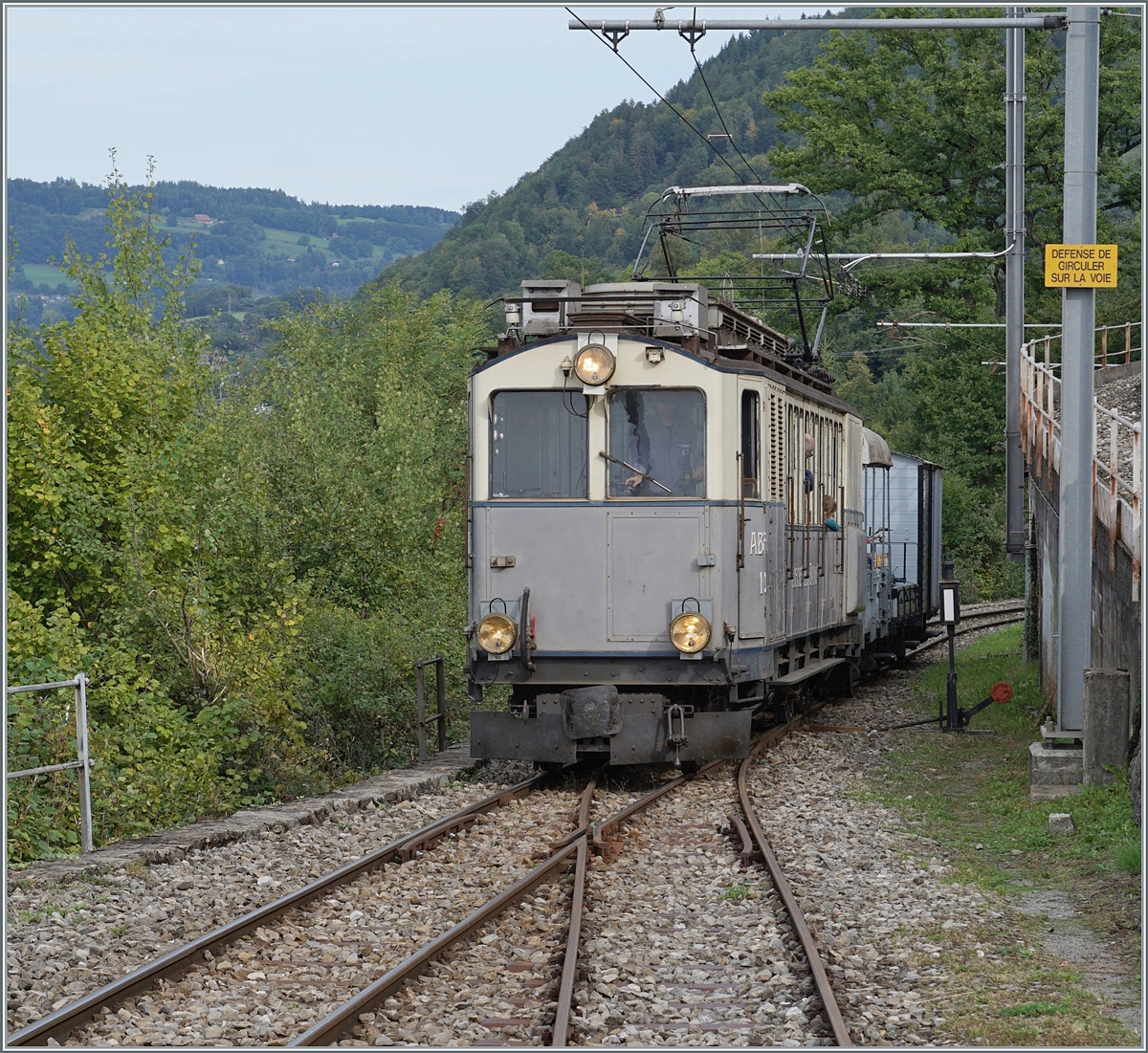 Les chemin de fer disparus - The Vanished Railways (LLB 1915-1967) The Leuk Leukerbad Bahn (LLB) railcar ABFe 2/4 No. 10 of the Blonay Chamby Railway is arriving at the Chamby station.

13.09.2025