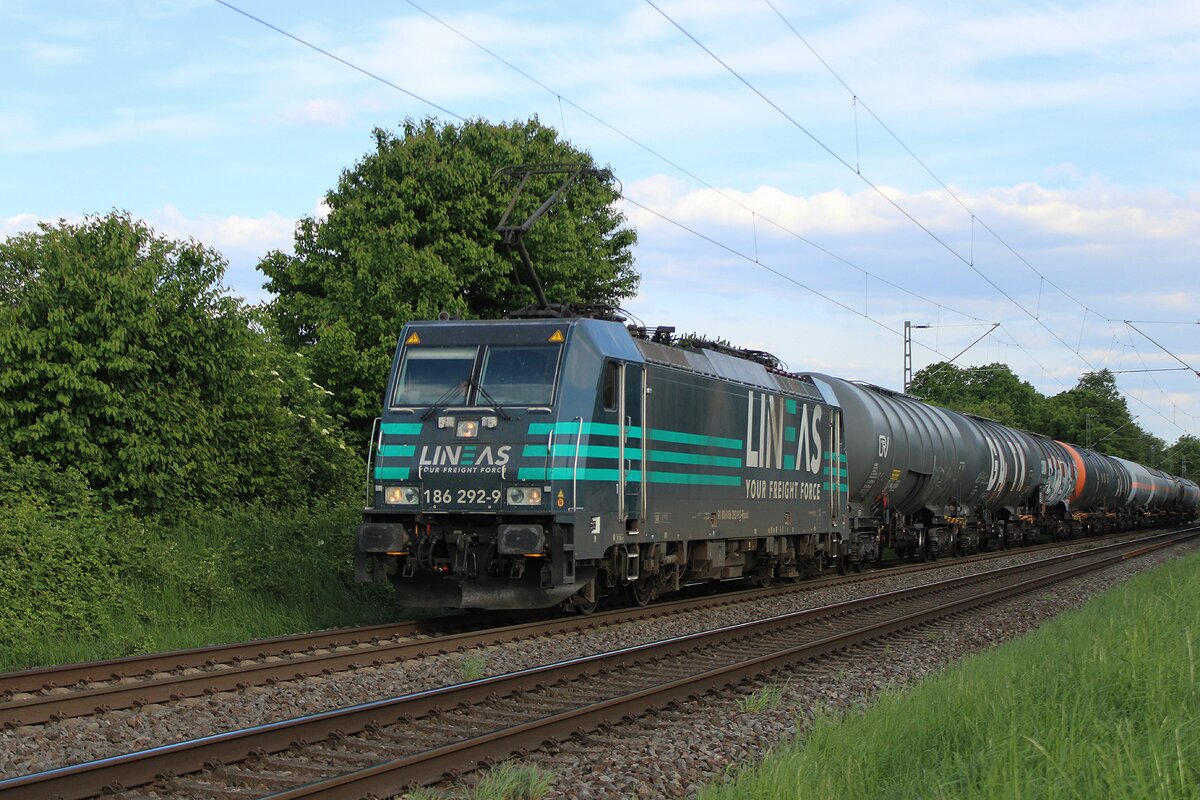 Lineas 186 292 hauls a tank train through Kaarst-Broicherseite on 8 May 2025.