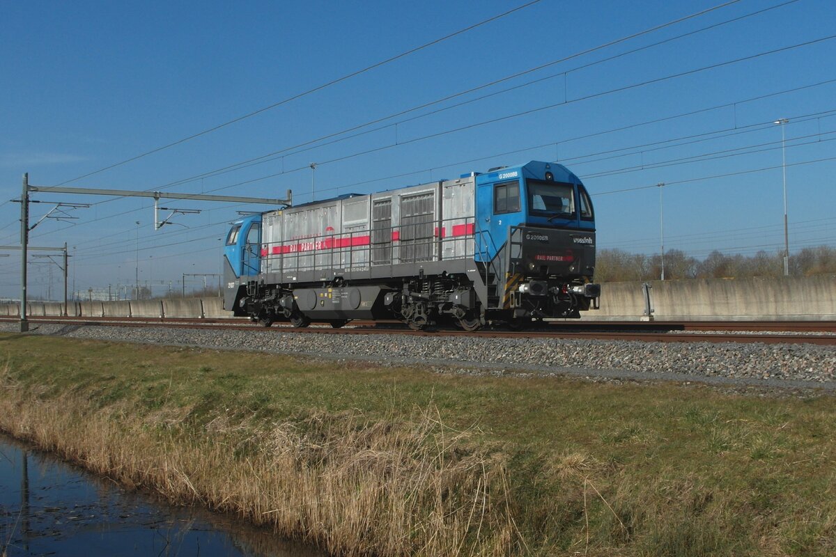 Lineas (ex-IRP) 2107 rides solo thropugh Valburg on 9 March 2025.