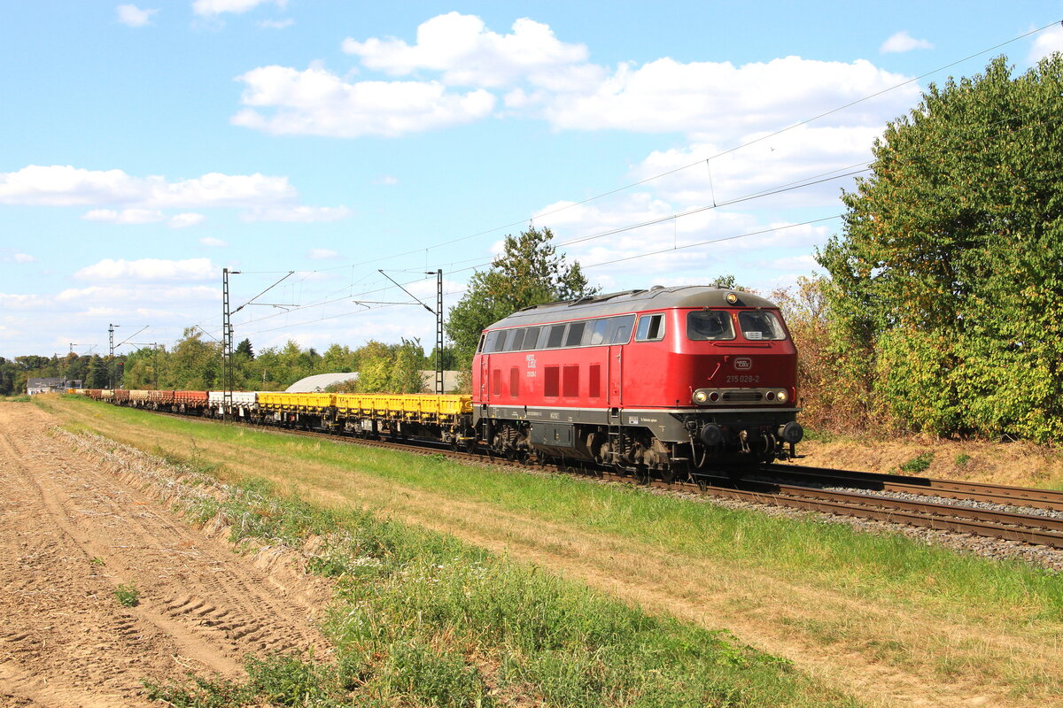 Locomotive 215 028 from NeoLox passing in Kaarst Broicherseite with a worktrain, 21/8/2025
