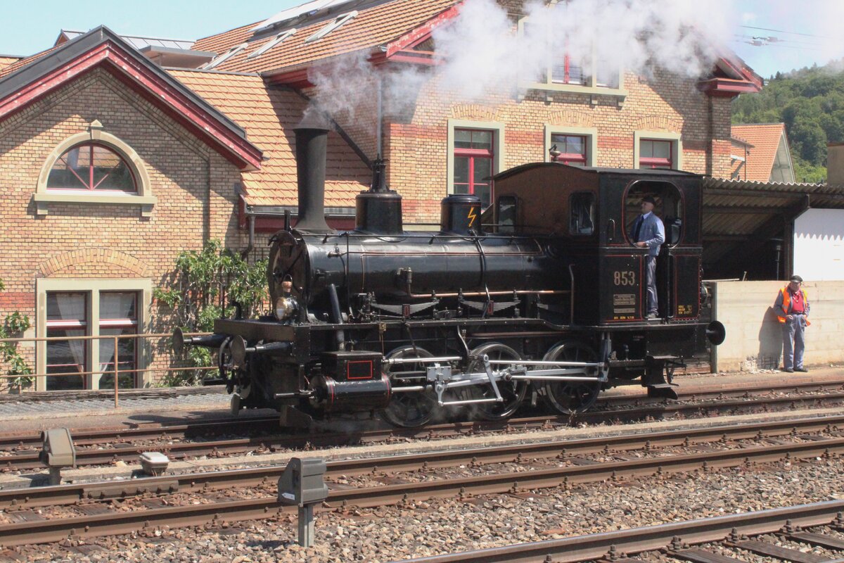 Lok 853 of the DBB shows herself at Burgdorf on 17 May 2025.