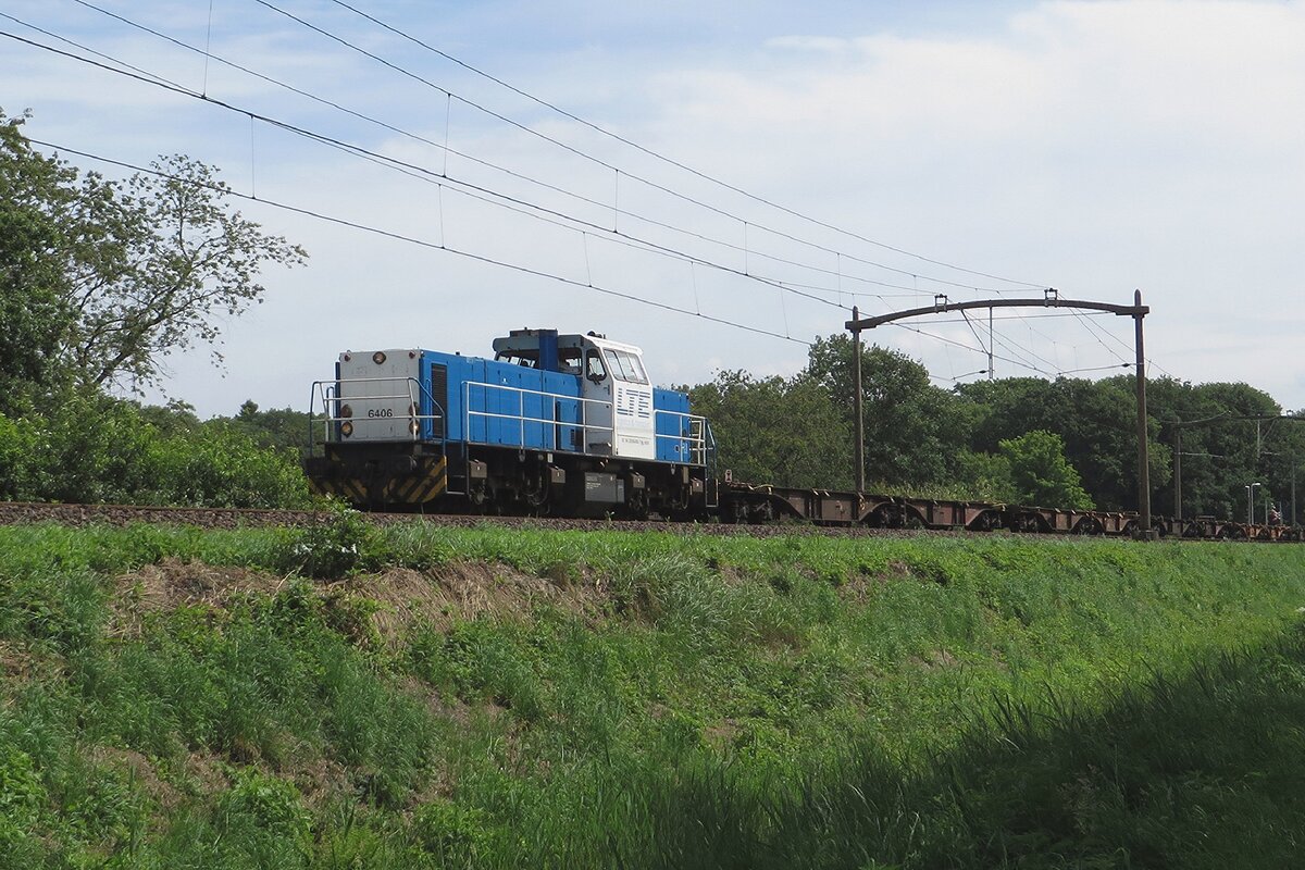 LTE 6409 hauls an empty containertrain through Tilburg Oude Warande on 19 July 2021.