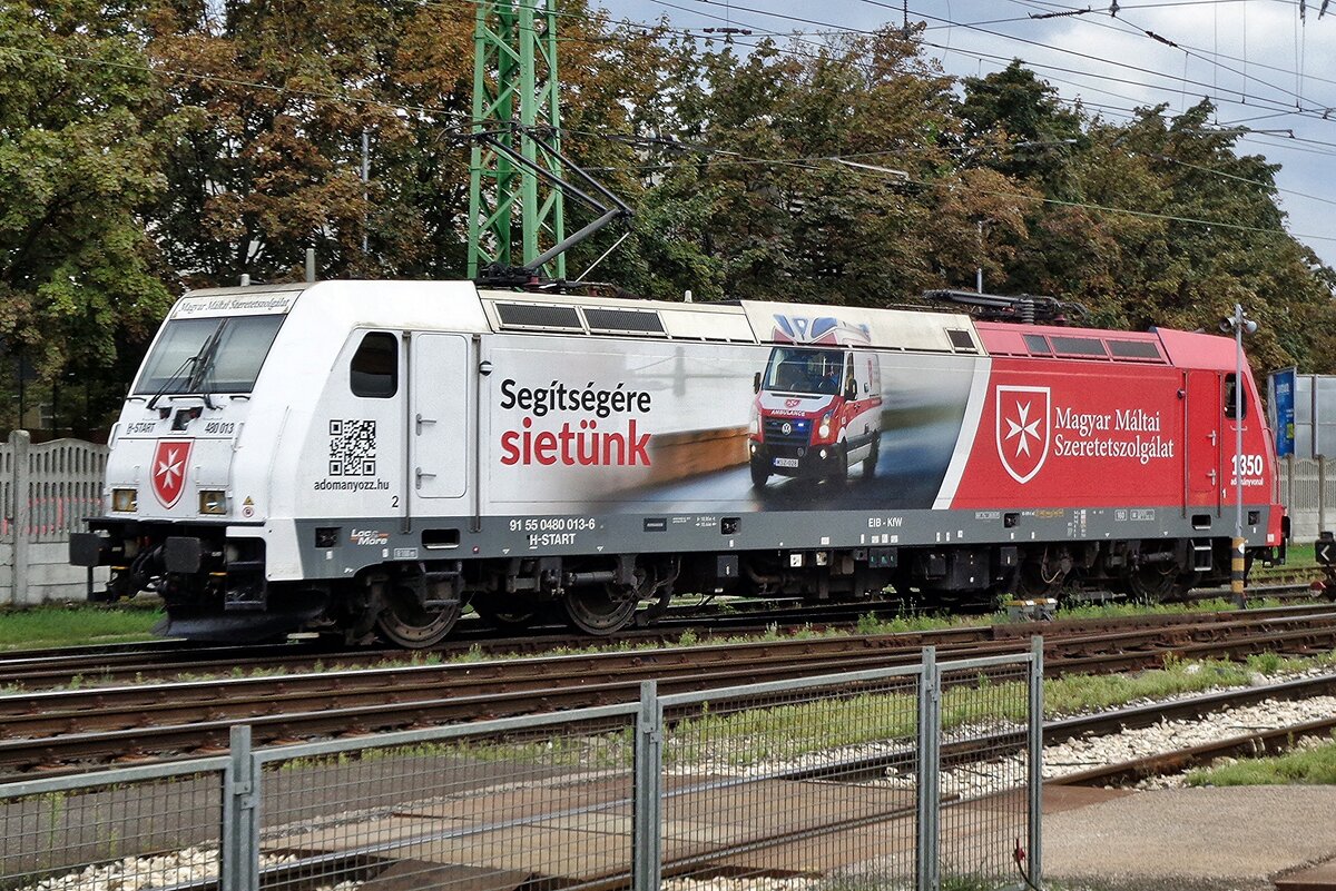 MAV 480 013 runs light through Györ on 17 September 2016, sporting the advertising livery for 1,350 years of the presence of the Malthesian Knights' Order on HUngarian soil.