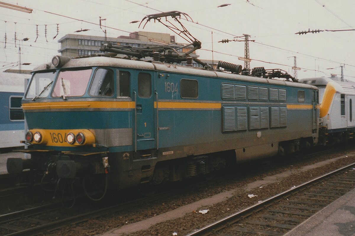 NMBS 1604 stands at Aachen Hbf on 13 July 1999 with an international train to Oostende via brussels.