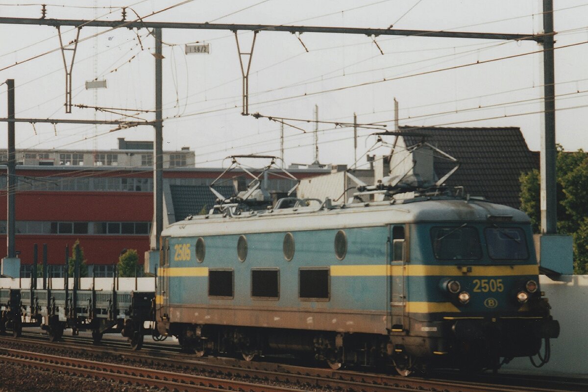 NMBS 2505 hauls a freight through Antwerpen-Berchem on 17 May 2002.