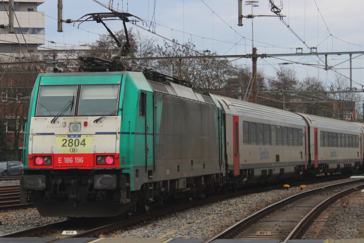 NMBS 2804 banks an 'EuroCity' train out of Rotterdam Centraal to Antwerpen and Bruxelles-Midi on 4 January 2025. Untill 13 December 2024 these trains were called IC-Benelux and had Dutch ICR coaches. 