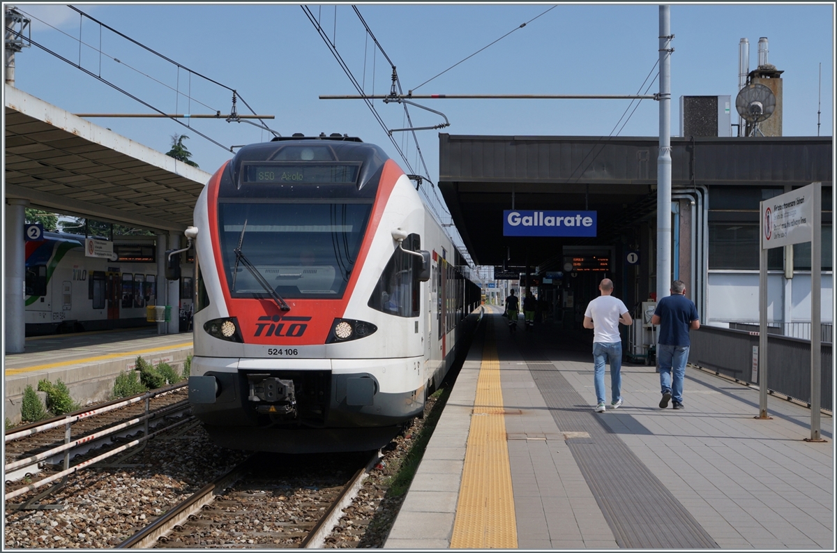 No question - SBB TILO RABe 524s are not uncommon in Gallarate on the Simplon line. But the destination of the train is surprising: Airolo (on the Gotthard). The solution to the puzzle: the SBB RABe 524 runs as S50 from Malpensa via Varese to Bellinzona and is extended to Airola during rush hour. 

May 23, 2023