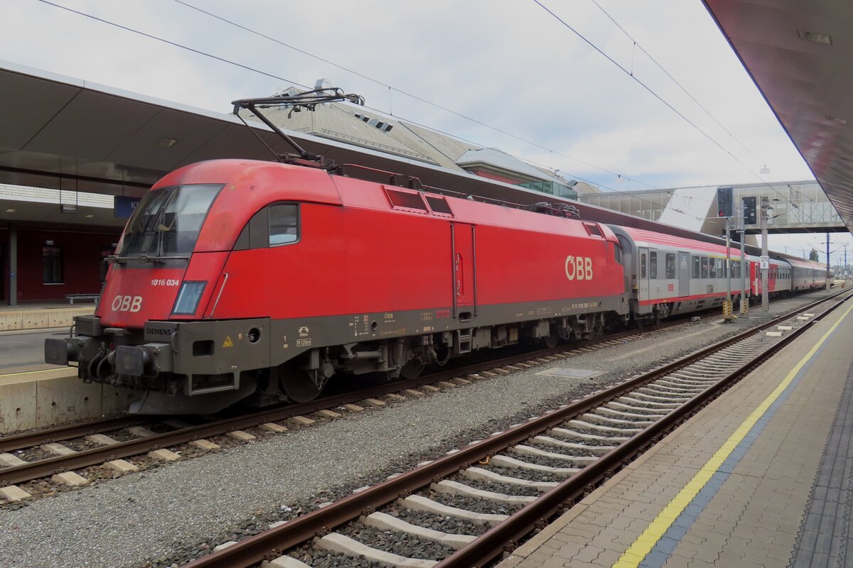 ÖBB 1016 034 departs from Klagenfurt with a short IC-service to Villach on 15 September 2024.