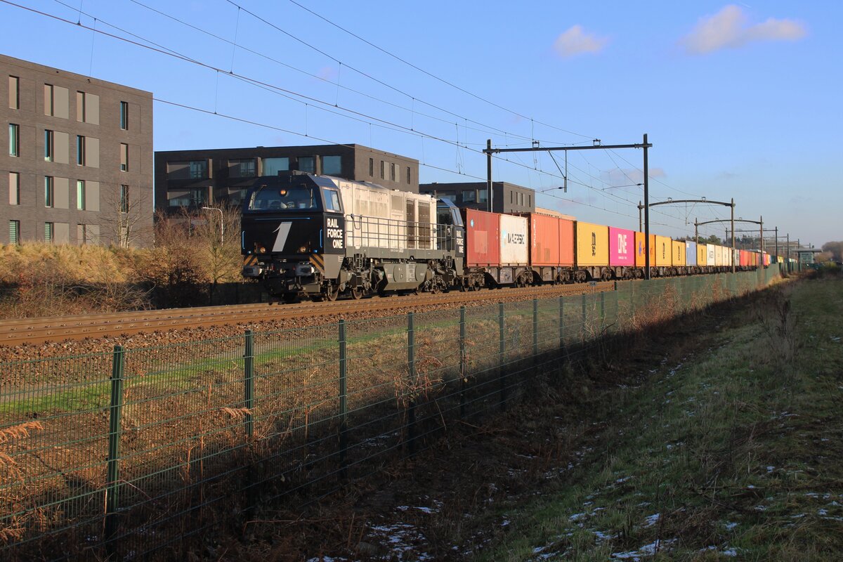 On 10 January 2025 RFO (500)1604 hauls a container train through Tilburg-Reeshof.