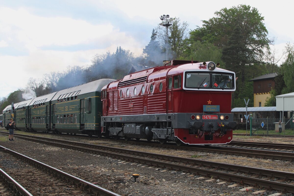 On 10 May 2024, at 15;00 exactly, T478 3300 hauls a special train out of Luzna u Rakovnika toward Prague, bringing back ghost of the Communist Era wsith the call on the shield to celebrate 1 May (Labour Day) and 9 May (Victory over the Nazis and Fascist Day).