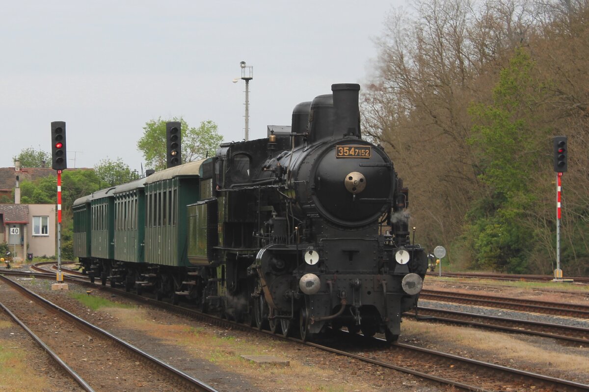 On 10 May 2024 the first of many a steam train, hauled by 354 7152, enters Luzna u Rakovnika.