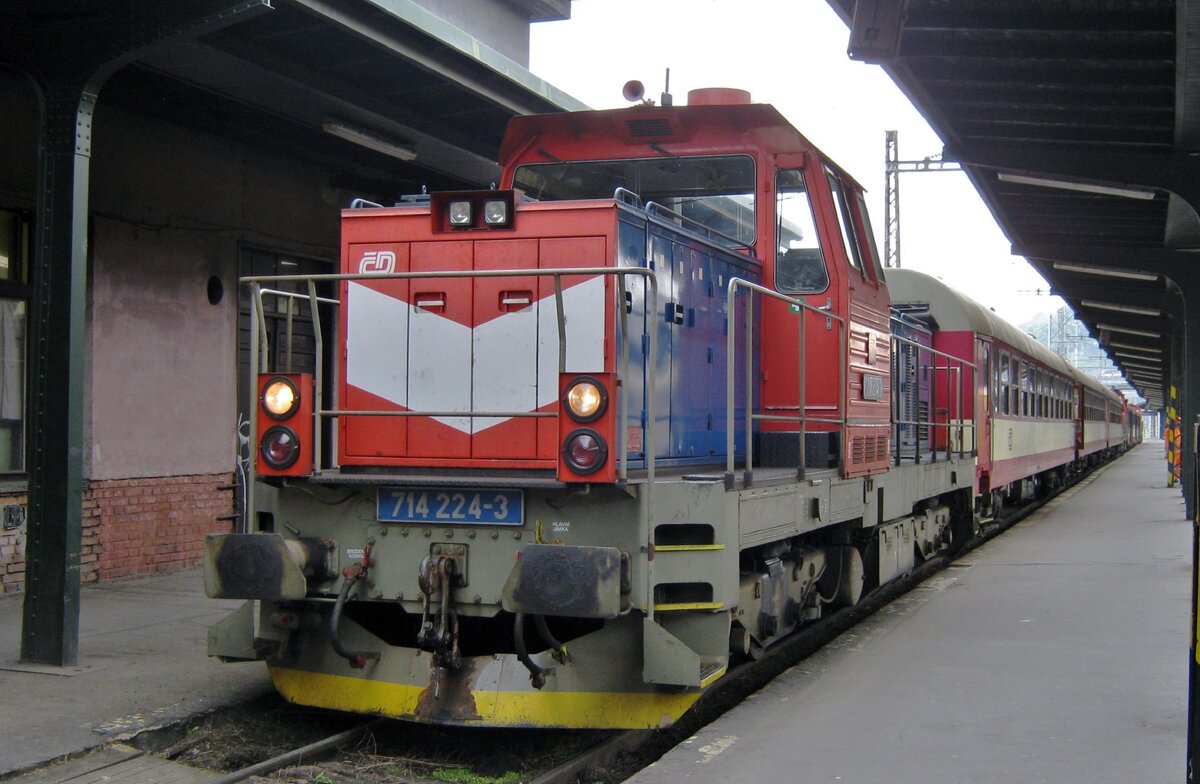 On 134 May 2012 CD 714 224 stands at her terminus station of Praha-Masarykovo after having brought in a Rychlyk from Rakovnik. 