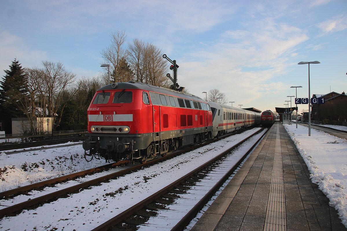 On 15 February 2026 DB 218 321 quits Niebüll and passes the form signal post on her journey to Westerland (Sylt).  From 1 May 2026 both C;lass 218 haulage and form signal post will have disappeared from Niebüll.
