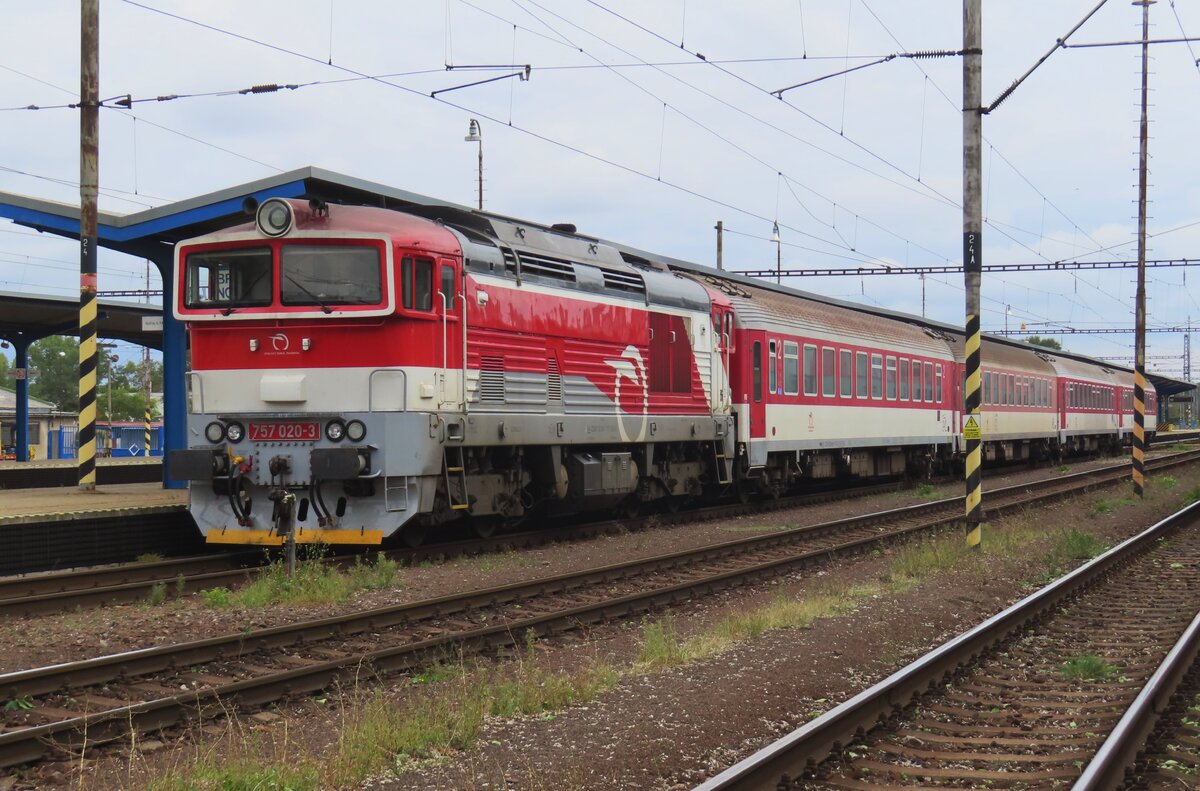 On 16 September 2024 ZSSK 757 020 just has run round at Bratislava Nove Mesto and shows her most recent ZSSK corporate identity.