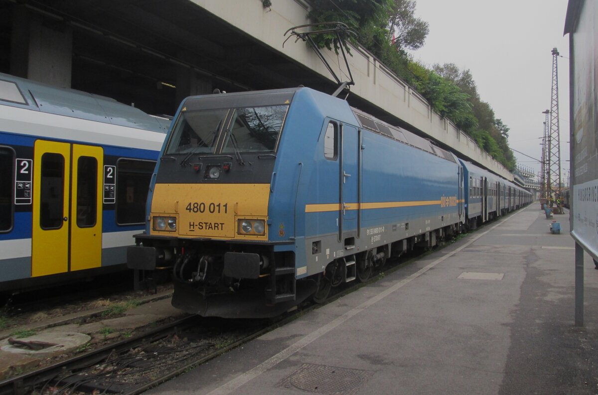 On 20 September 2017 MAV 480 011 stands in Budapest-Nyugati. The coaches in this IC-train are second hand bought ex-DB coaches for regional trains.