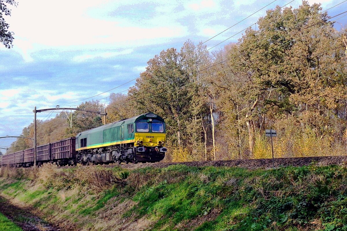 On 23 July 2016 DE 676 hauls an HGK/Rheincargo coal train through Tilburg Oude Warande.