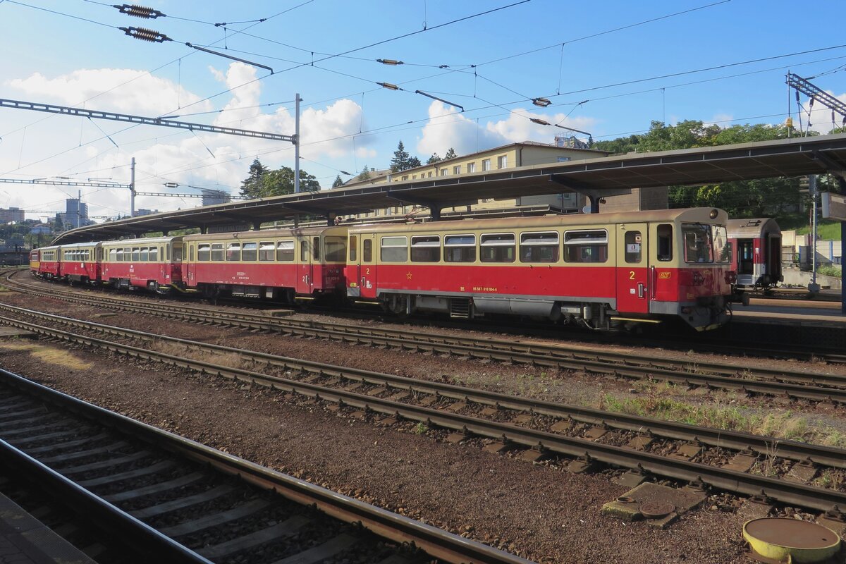 On 25 June 2022 M152 0004 head six CSD railbusses out of Bratislava hl.st. toward Bratislava-Vychod for RENDEZ 2022.