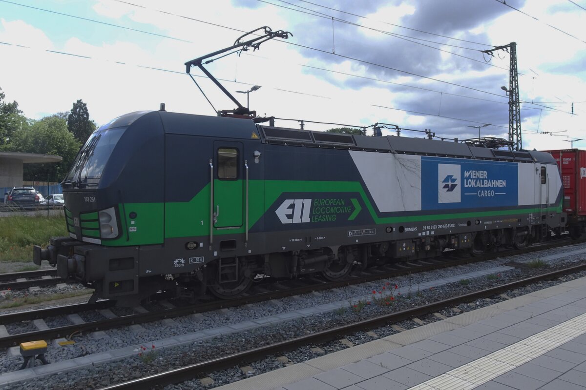 On 25 May 2022 WLC 193 251 stands at Würzburg Hbf.