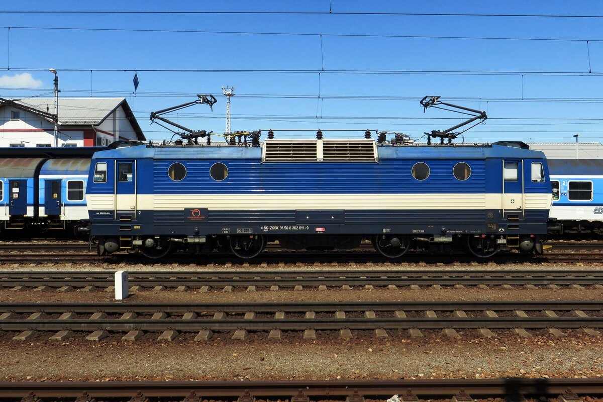 On 26 June 2022 ZSSK 362 011 -still in retro livery-  can be seen at Breclav, where these locos normally don't show up any more -exceptions of course are however always possible.