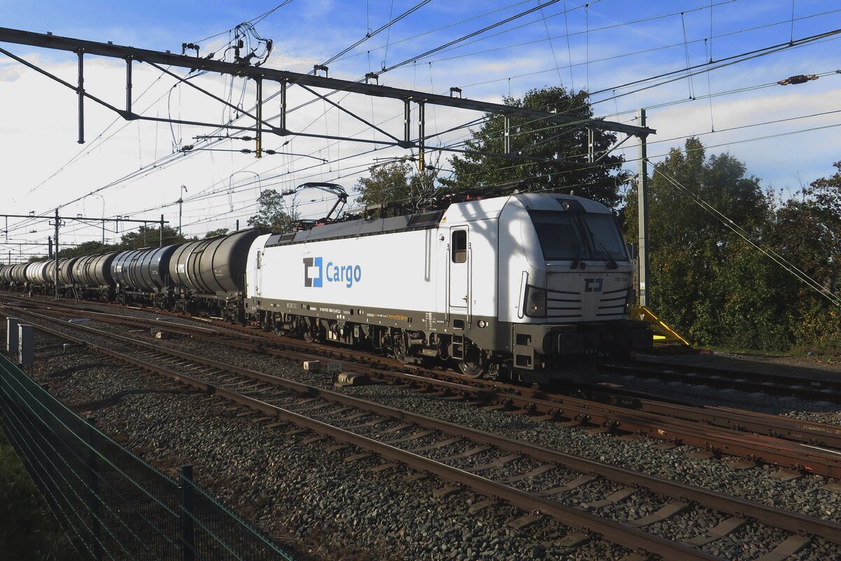 On 26 October 2022 CD Cargo hauls a tank train out of Nijmegen, this being one of the first workings for CD Cargo Vectrons in the Netherlands. Since 2025 every day at least one CD Cargo CLass 383 can be spotted somewhere in the Netherlands.