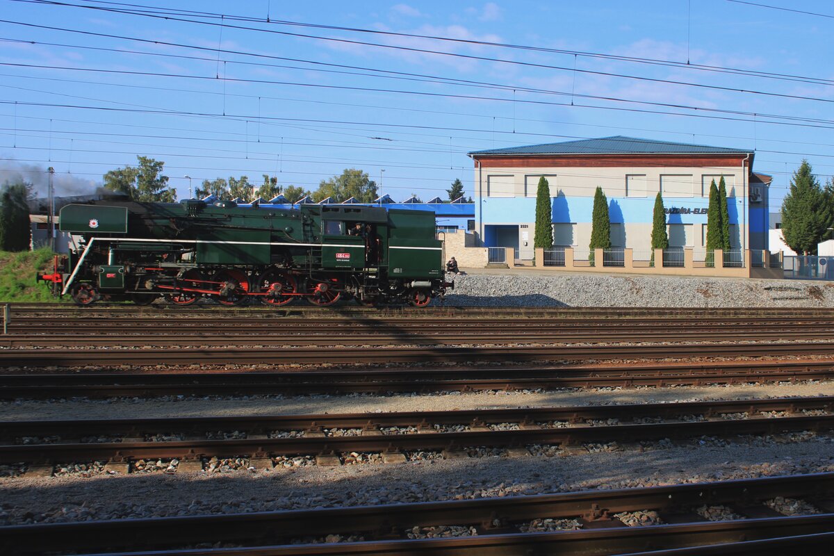 On 28 September 2025 steamer 464.202 runs light through Benesov u Prahy.