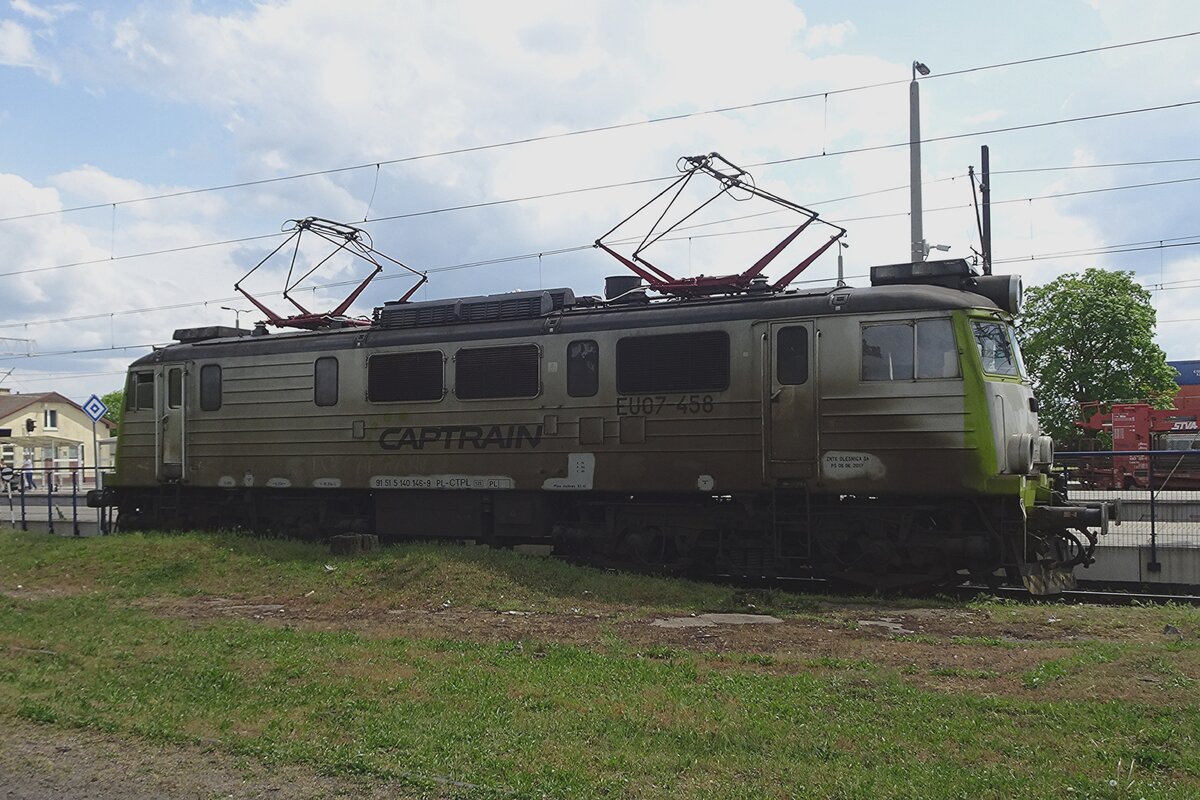 On 3 May 2024 CapTrain Polska EU07-458 stands a bit tucked away at Rzepin. Perhaps she is a bit embarrassed of her external condition.