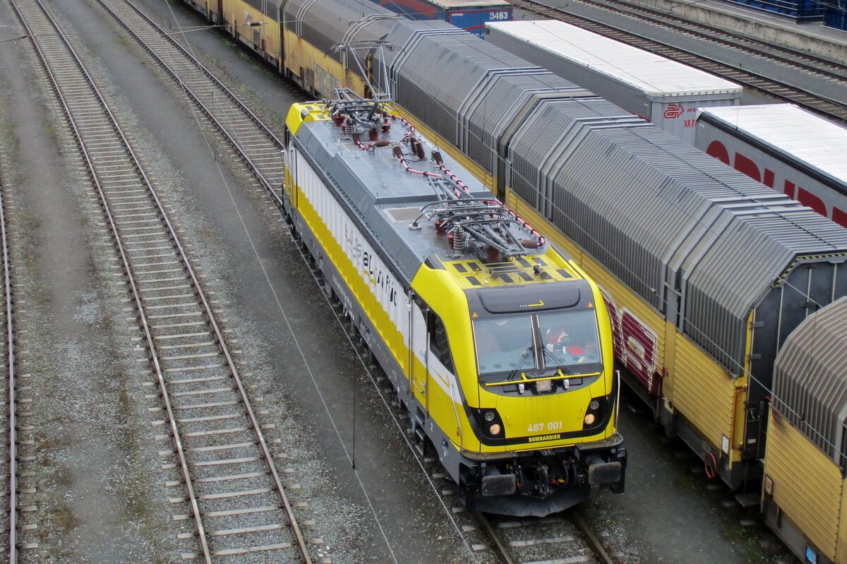 On 4 April 2017 Swiss Rail Traffic tested their new loco 487 001 at Kufstein. Sadly for the Swiss, SRT later went bankrupt, making this kind of picture rather a rarity.