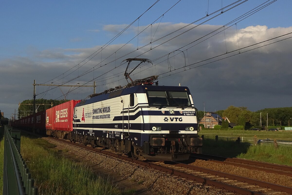 On 6 June 2021 Retrack 189 211 hauls a container train through Alverna. Less than two years later, she will loose these beuatifull colours, resorting to a dull black.