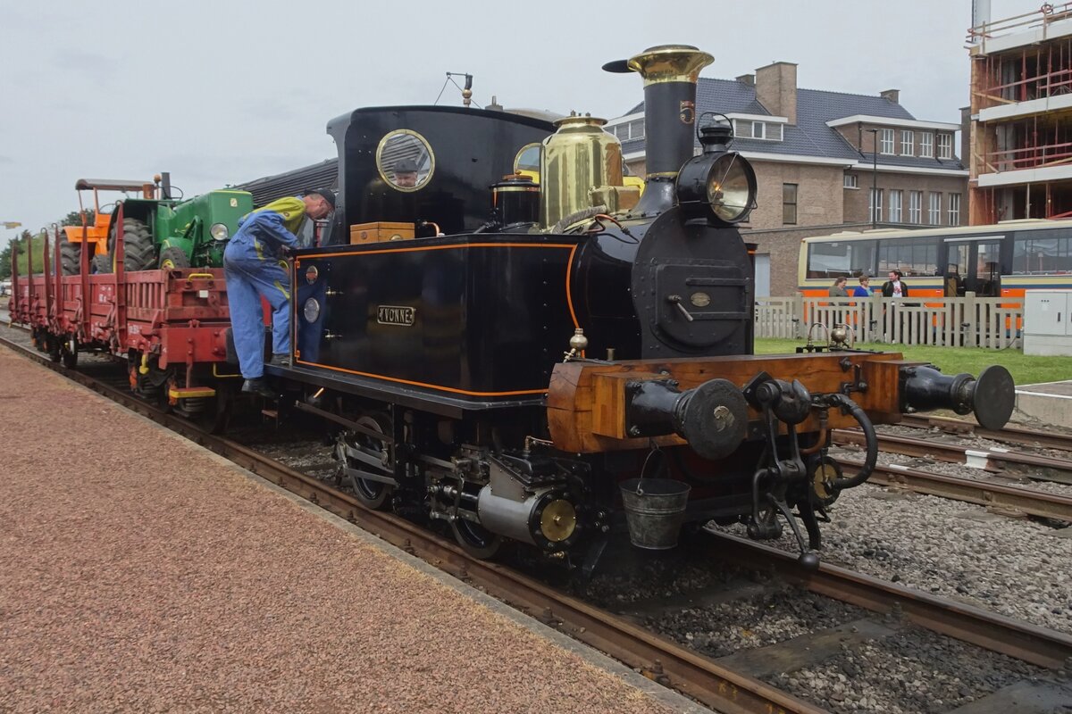 On 6 May 2023, the loco driver of YVONNE takes a short break at Maldegem during the Steam Weekend of the SCM. 