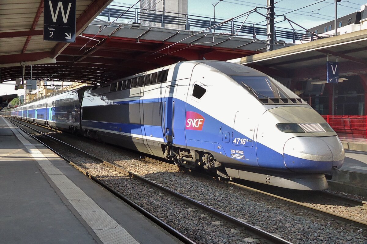 On 7 June 2015 TGV Duplex 4716 takes a Sun bath at Nancy. A few years later this TGV will be transfered to the TGV Lyria division.
