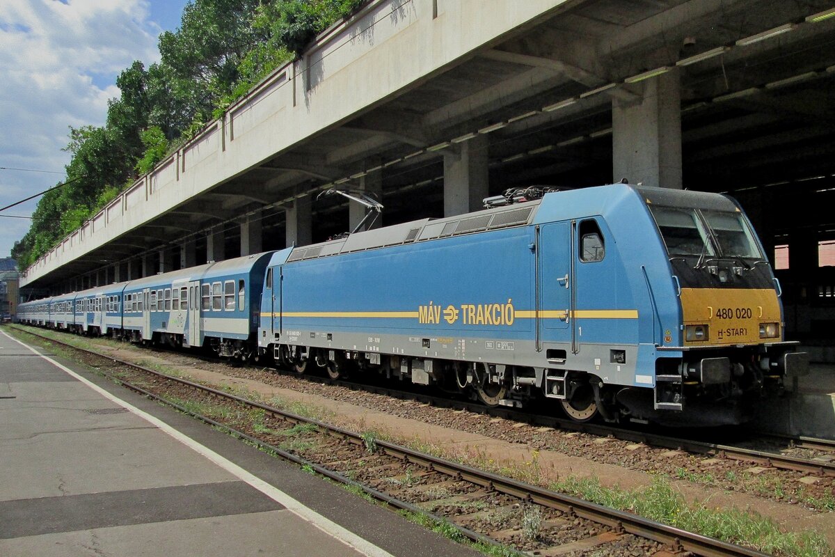 On 7 May 2016 MAV 480 020 stands in Budapest-Nyugati. Should British Rail have had the standard European Continental profile and ordered TRAXX AC locos, these would have looked a bit like the MAV Class 480.