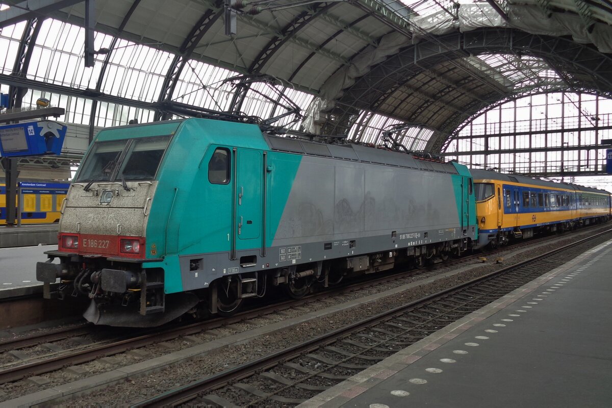 On 9 July 2018 ATLU 186 227 calls at Amsterdam centraal with an IC-Direct from Breda.