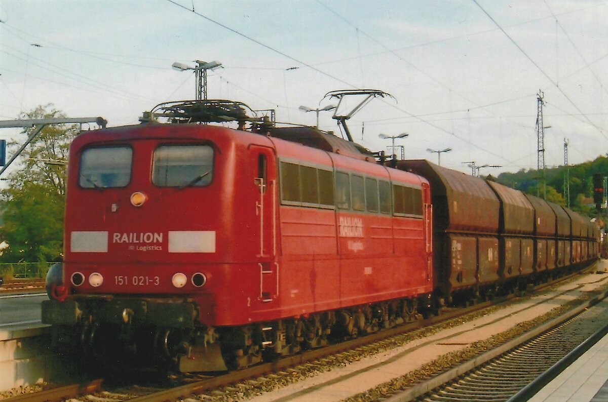 On 9 June 2009 DB 151 021 hauls a coal train through Treuuchtlingen.