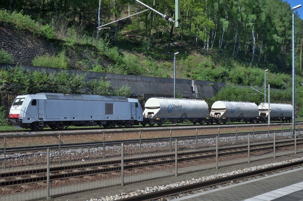 On 9 May 2016 CB Rail 285 107 has brought a short dereals train into Bad Schandau, where a Czech loco will take over the light consist to Decin-Vychod.