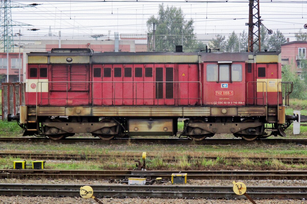 On a grey 24 September 2017 CD 742 058 idles at Ceska Trebova, whilst at the CD-works there, a nice Open day is going on.