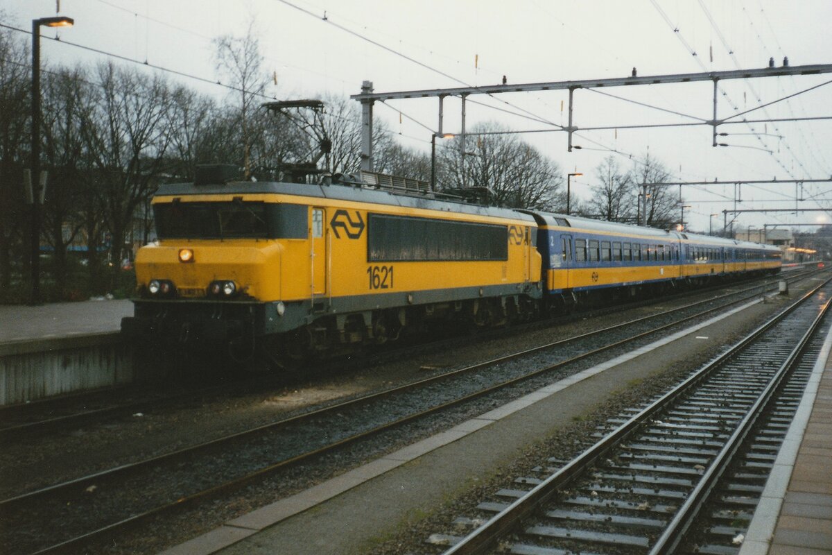 On a rainy 4 November 1994 NS 1621 awaits departure time at Venlo with an IC-service to Den Haag CS.