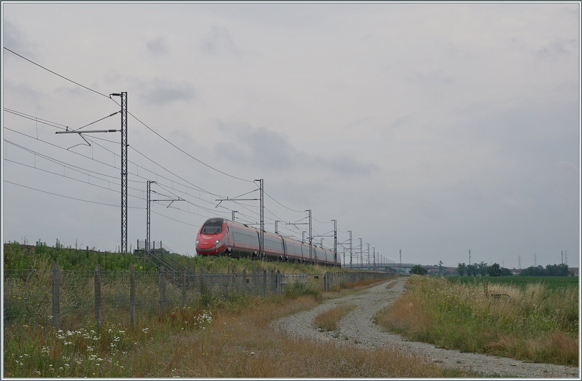 One reason for traveling on the high-speed route Torino - Milano, as with the high-speed routes Paris - Lyon and Madrid - Barcelona, ​​was the opportunity to photograph the elegant ETR 400 at full speed. In the FS on-line timetable, the Frecciarossa trains with ETR 400 are referred to as  Frecciarossa 1000 . At around 10:30 there were two such trains five minutes apart at the photo location I had chosen near Livorno Ferraris in the Po Valley. A little later than I had expected, the first  ETR400  arrived... ...it wasn't until I was evaluating the images a few days later that I discovered that it wasn't an ETR 400 but the FS Trenitalia ETR 600 004 in front of the camera drove. I didn't notice this  small difference  as the train passed quickly, and the new Frecciarossa paintwork suits the ETR 600 perfectly. Clicking on the online timetable revealed that the performance of the FR 9508 is actually offered with an ETR 600. The  only  250 km/h train was on its way from Trieste (06:00) to Torino Porta Nuova (at 11:00). June 15, 2024