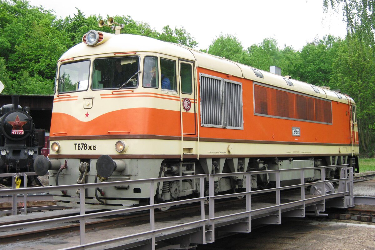 Pomeranc (Orange) T678 0012 was guest in the Czech railway museum of Luzna u Rakovnika on 13 May 2012. Due to a Moscow imposed ban on Warsaw pact States to buil Diesel locomotives stronger than 2,000 HP, this Class of 27 engines was cut short in her carreer.