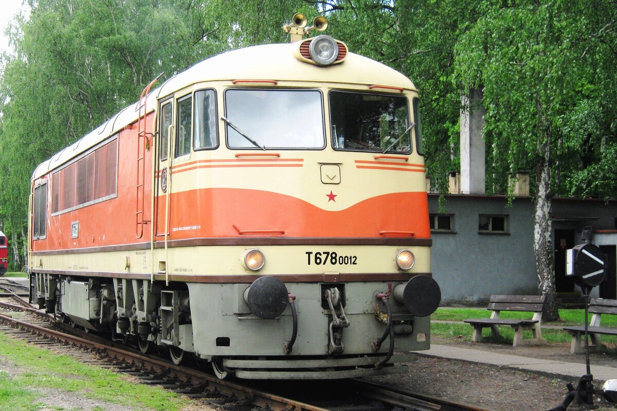 Pomeranc (Orange) T678 0012 was guest in the Czech railway museum of Luzna u Rakovnika on 13 May 2012. Due to a Moscow imposed ban on Warsaw pact States to buil Diesel locomotives stronger than 2,000 HP, this Class of 27 engines was cut short in her carreer.