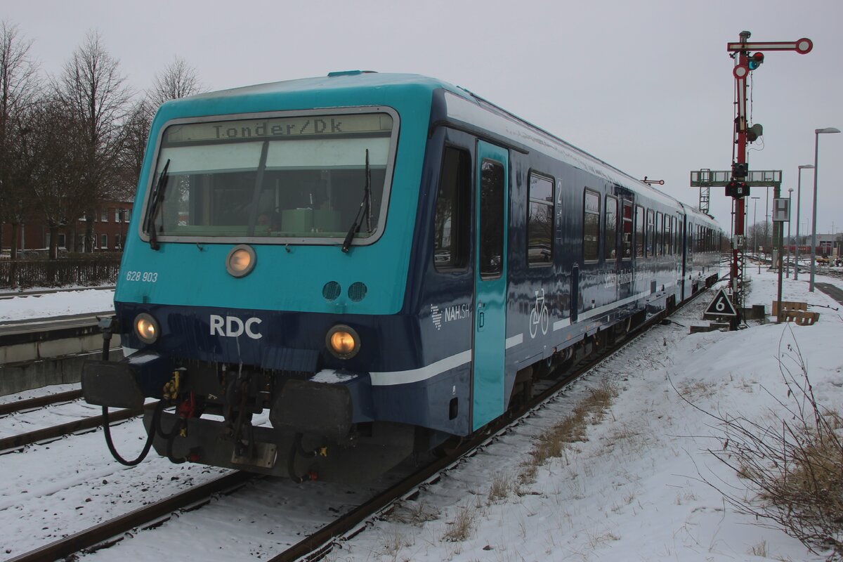 RDC 628 903 enters Niebúll on a snowy 16 February 2026. 