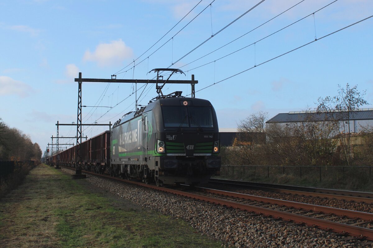 RFO 193 742 hauls an empty cereals train through Alverna on 7 December 2024.