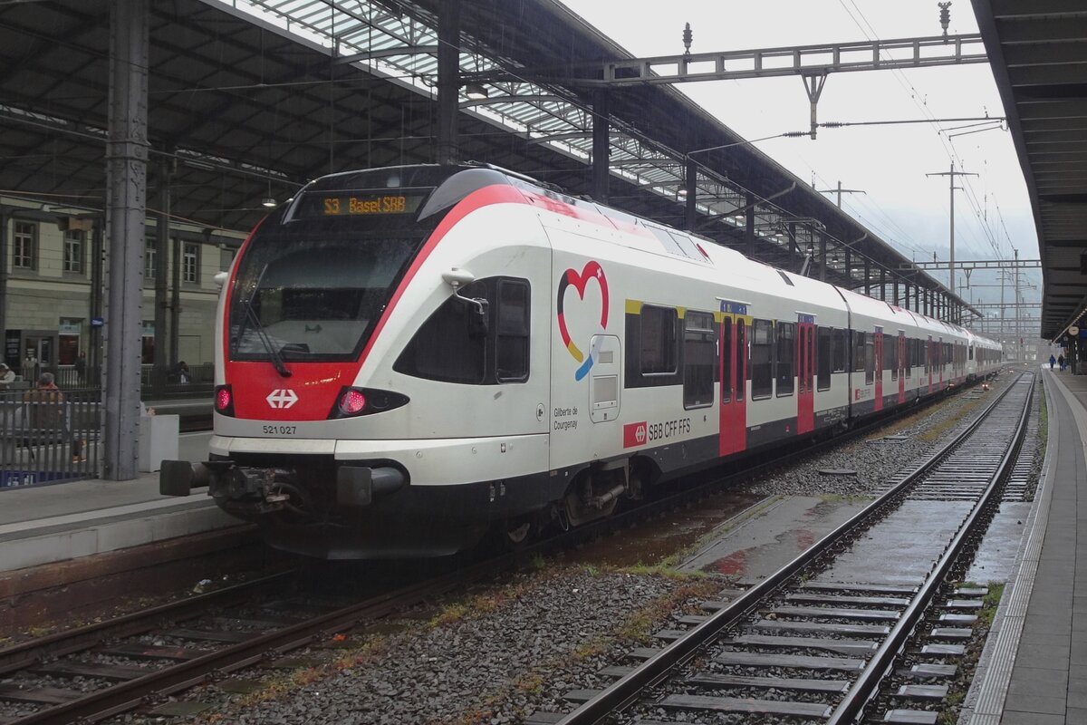 SBB 521 027 catches the pouring rain at Olten on 22 June 2024.