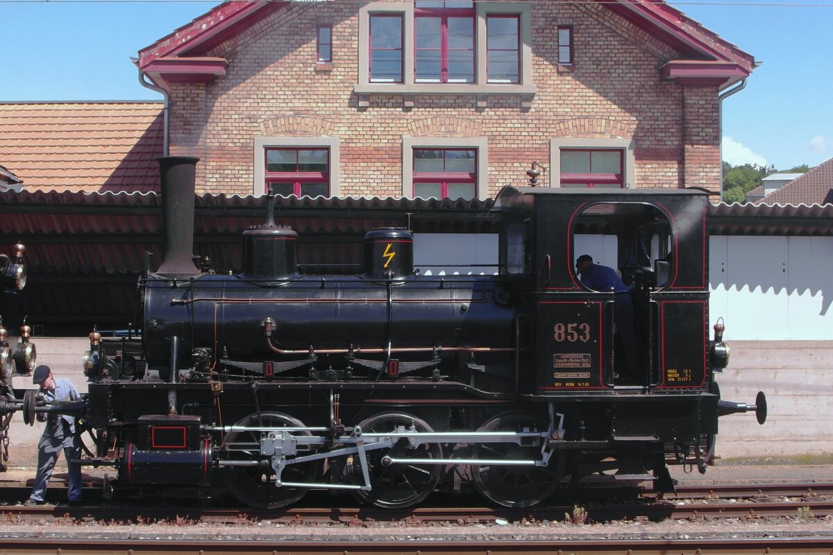 Side view on DBB 853 at Burgdorf on 17 May 2025. Many C-coupled steam locos have been numbered E 3/3, even with some differences, like this loco, that doesn't have side water tanks -as the Tigerli, also numbered E 3/3- does have.