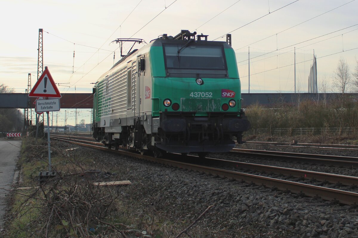 SNCF FRET 37052 passes solo the photographer at the Dellweger Strasse in Oberhausen on 21 February 2025. This site will be equipped with sound barriers, spoiling the photo spot, but givinmg the residents some ease and rest. 