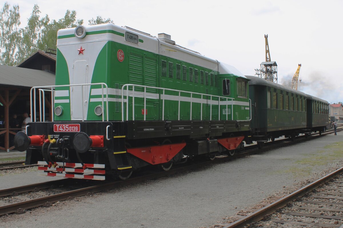 T435 0139/520 139 stands in Luzna u Rakovnika on 11 May 2024. Her fresh paint job sees a less blue shade of green, adding to the already not inconsiderable variety of colours of Czech museum trains.