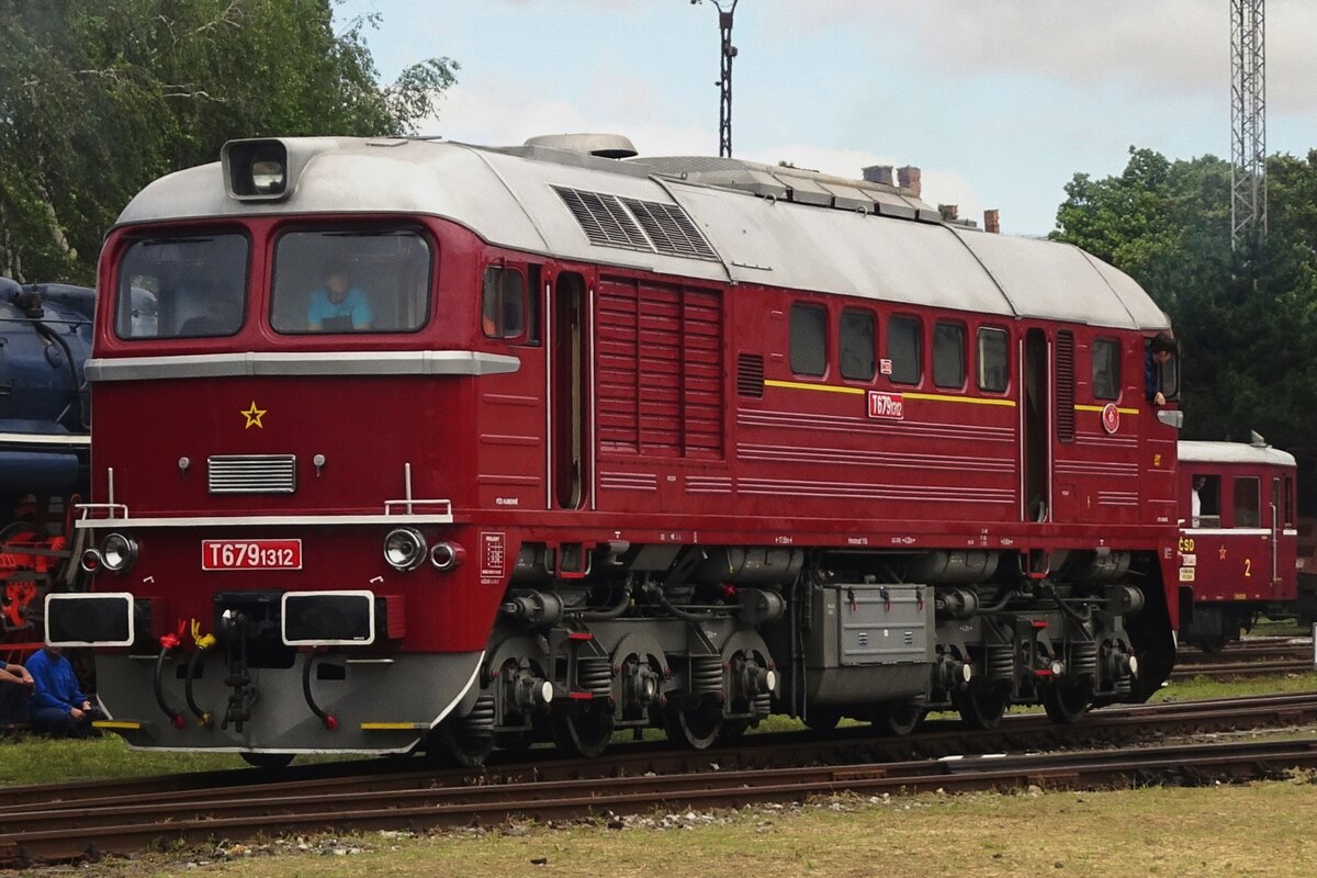 T679 1312 is one of six hundred Taiga drums delived by the USSR to the CSD and has been saved. She brings herself to the turn table on 25 June 2022 at Bratislava-Vychod during RENDEZ-2022.