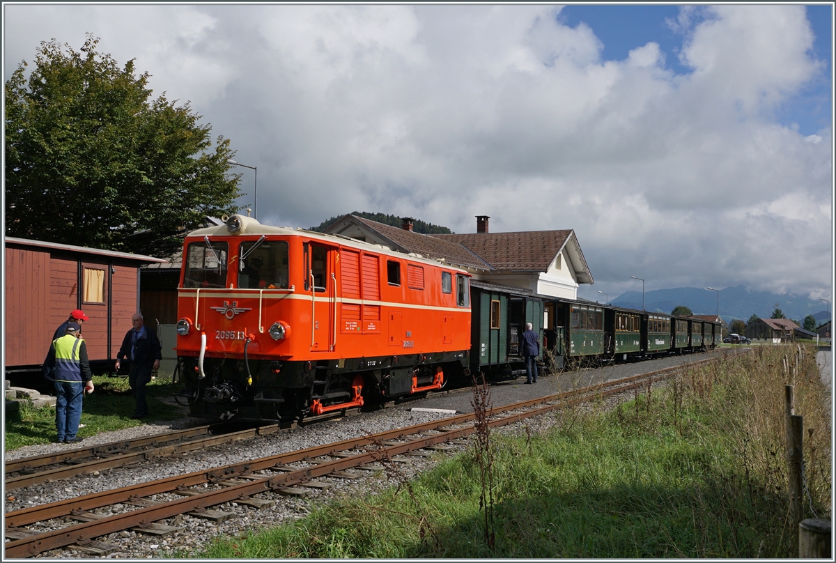 The BWB (ex ÖBB) 2095.13 is ready to return to Bezau with its morning train. 

Sept. 15, 2024