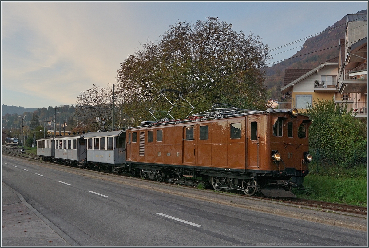 The End of the Season / The End of the Season of the Blonay-Chamby Railway 2024 - For several years now, the Blonay-Chamby Railway has been showcasing its magnificent rolling stock in action at the end of the season with a more condensed timetable. At the end of the day, there was, in my opinion, the highlight of the end-of-season celebration: RhB Ge 4/4 No. 81 left Blonay in the last rays of daylight with its charming train to Chaulin. October 27, 2024