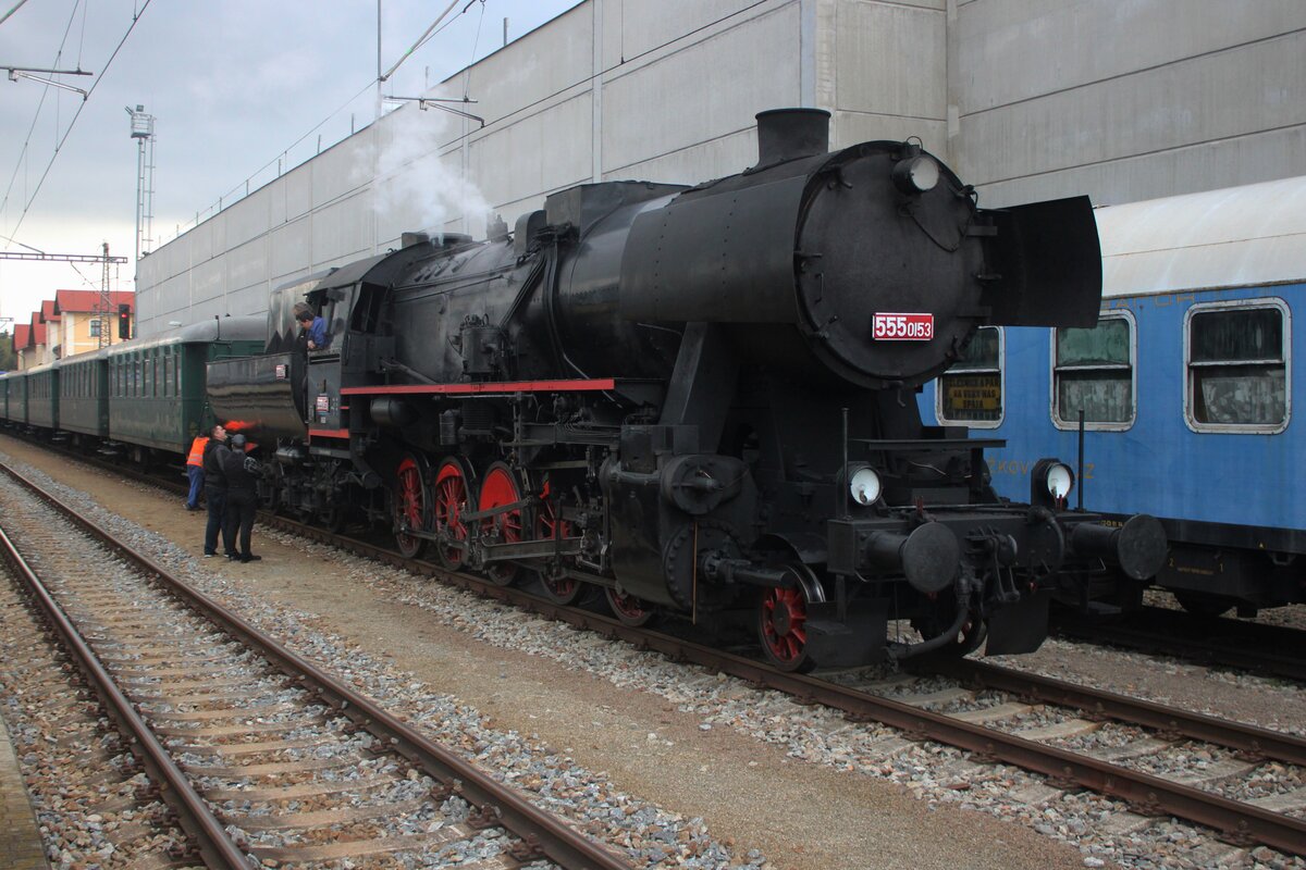 The first of about thirty extra trains that weekend stands in Benesov u Prahy with Czech Kriegslok 555.0153 at the reins on Friday 26 September 2025. 